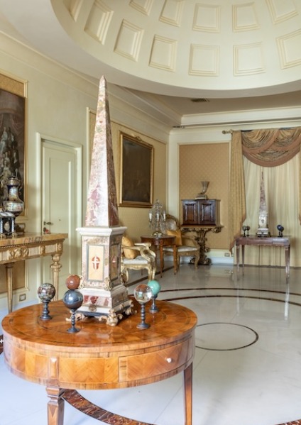 Arredi e Dipinti | l'Eleganza senza Tempo di un'Importante Dimora Romana