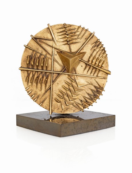 Arnaldo Pomodoro, Ruota I per Alfa Romeo, 1984. Scultura in bronzo dorato, cm 15 diametro. Esemplare 117/300. Venduta per 5.250 euro