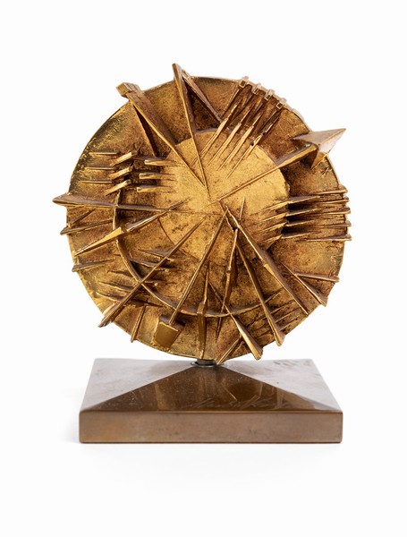 Arnaldo Pomodoro, Disco, 1985, Scultura in bronzo dorato, ø 12 cm. Venduto per 9.375 euro