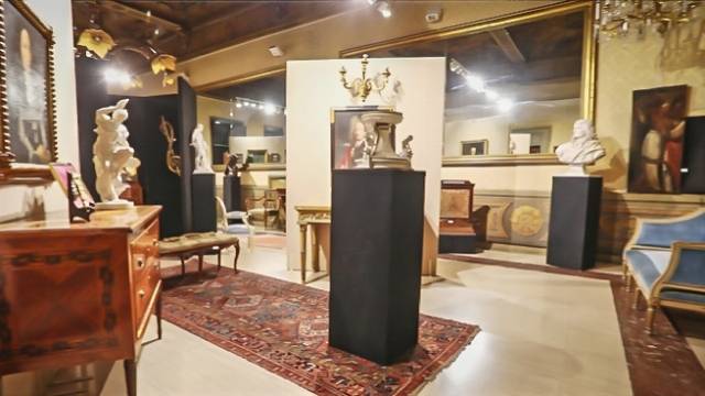 Video Antiques, furniture, silverware, old and 19th century paintings